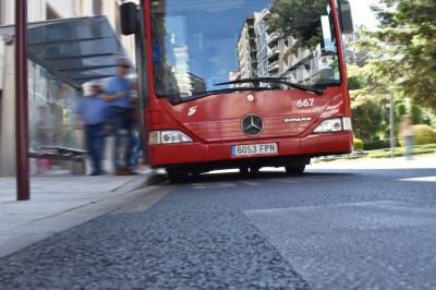 Sistema de arrodillamiento, el autobús reduce su altura para facilitar el acceso a pasajeros con movilidad reducida