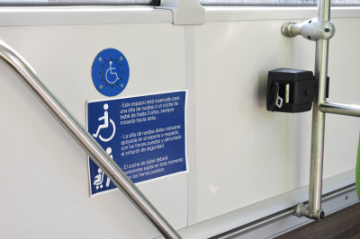 Sistema de barras y asideros para ayudar en el acceso y abandono del autobús a pasajeros en silla de ruedas, escúteres, movilidad reducida y discapacidad