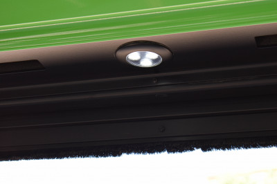 Iluminación de cortesía en el acceso al autobús