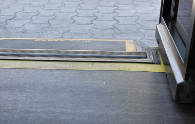 Piso bajo y adaptado (material antideslizante y antirreflejos)