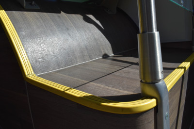 Borde de escalones señalizados en color de contraste