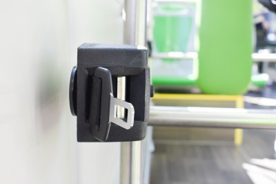 Anclajes de seguridad para pasajeros con silla de ruedas y escúteres