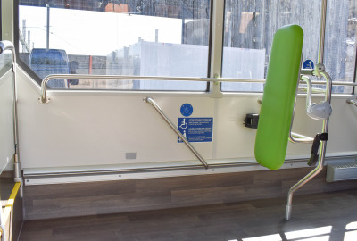 Plazas reservadas a personas en silla de ruedas/escúter mediante espacios libres de asientos