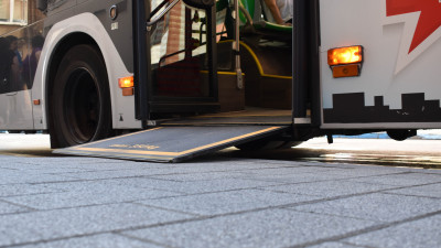 Rampa de acceso para facilitar el acceso al bus de personas en silla de ruedas o escúter