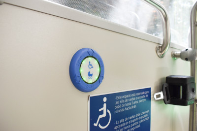 Pulsadores solicitud de parada adaptados junto a las plazas PMRSR