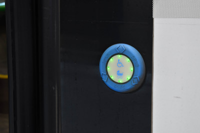 Pulsador para solicitar rampa elevadora