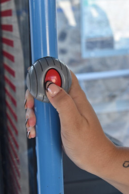 Cuando un usuario quiera bajar del autobús, deberá pulsar el botón de parada con la suficiente antelación para que el conductor no tenga que dar ningún frenazo y ponga en peligro al resto de pasajeros.