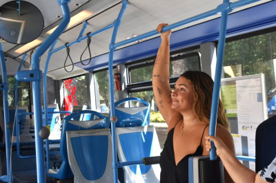 Durante el trayecto es imprescindible no distraer o molestar al conductor. Así mismo, a la hora de acomodarse dentro del bus, siempre que existan sitios libres es recomendable que el usuario los ocupe. En el caso de que no existan asiento libres el usuario deberá ir bien agarrado a las barras o respaldos de los asientos.