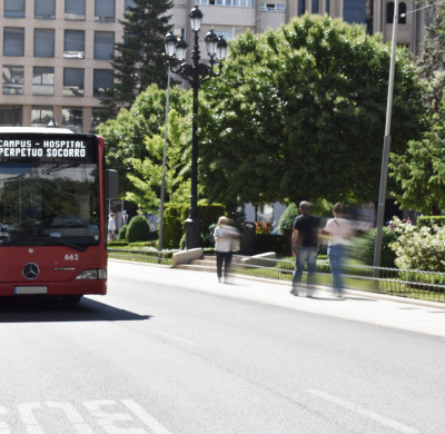 Circule por el centro de la acera y evite ir pegado a la calzada, para que el conductor no se vea obligado a realizar maniobras peligrosas.