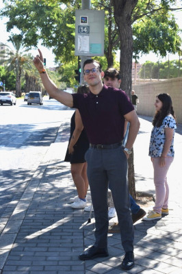 En el momento en el que llegue el autobús el usuario deberá levantar la mano, con suficiente antelación para que el conductor pueda frenar con seguridad.