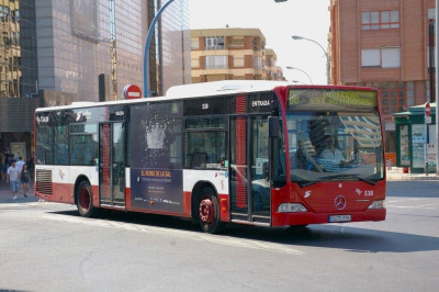 Aumente la separación en los giros y rotondas. Los autobuses, para realizar ciertas maniobras en ciudad, pueden necesitar más espacio y llegar a ocupar más de un carril.