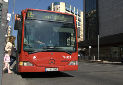 Cuando el autobús esté detenido y sus pasajeros se encuentren en el proceso de subida o bajada, rebáselo con precaución, moderando su velocidad para evitar accidentes con los viajero o niños que puedan cruzarse en su trayectoria.