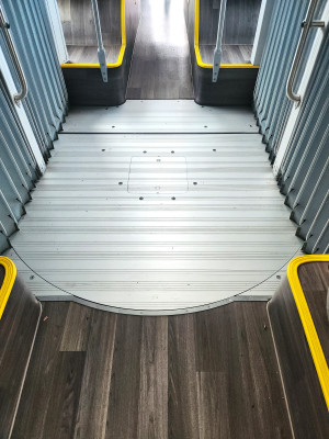 En los autobuses articulados, el pavimentocorrespondiente a la articulación, tiene un alto contraste en textura y color con relación a las áreas de pavimento adyacentes.