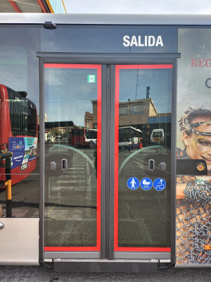 Puertas identificadas con un color que contrasta con el color de fondo.