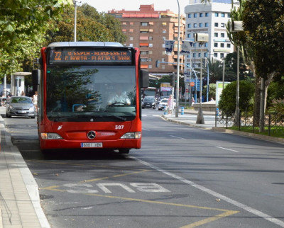 Respete el carril bus, invadirlo para adelantar unos metros en un atasco, ocasiona situaciones de riego, entre otros inconvenientes.