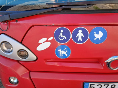 Pictograma para la aceptación de que las personas ciegas pueden viajar acompañadas de su perro guía y las que tengan otras discapacidades, con su perro de asistencia.